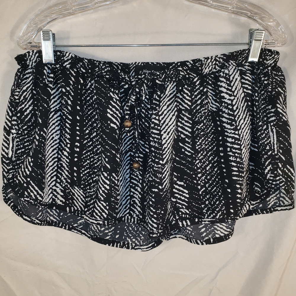 Fashion Fuse Black & White Patterned Women’s Short Shorts M